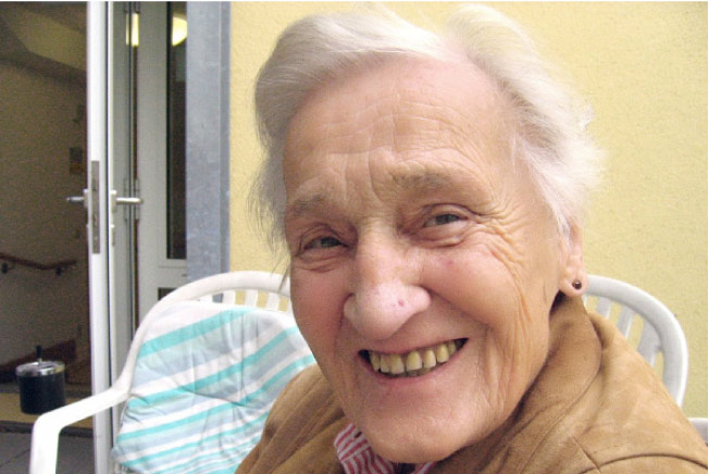 elderly woman smiling despite alzheimer's and gum disease