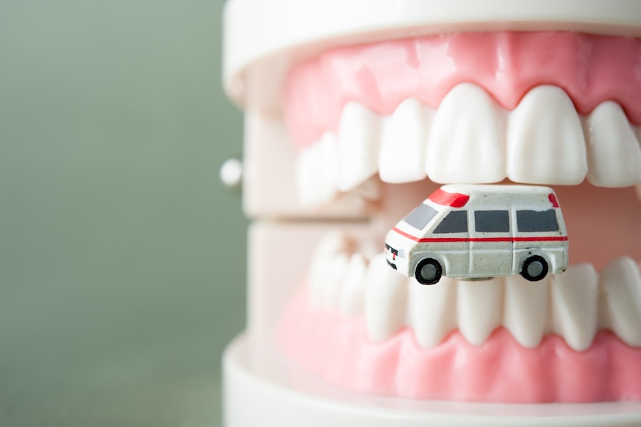 pediatric dental emergencies, ambulance with teeth